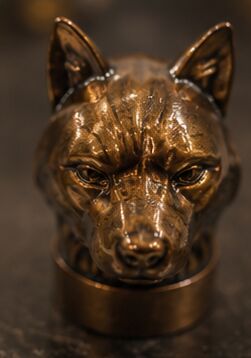 Buy 3D Wolf Head Antique Bronze Zamak Perfume Cap with Customizable Logo online manufacture